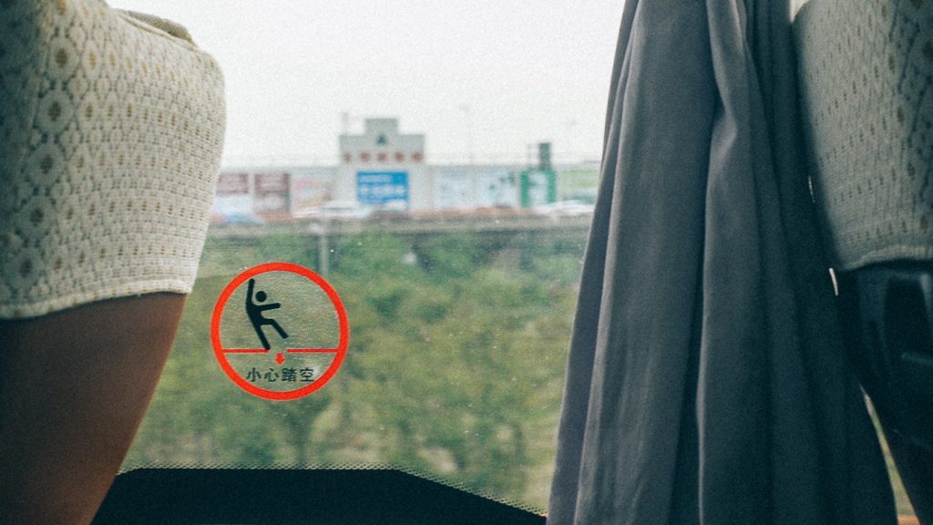 Atacado no mercado de Yiwu na China Parte interna de ônibus de viagem mostrando adesivo informativo na janela do veículo