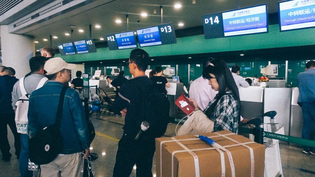Pesquisa de fornecedores Pessoas aguardando em fila de aeroporto na China