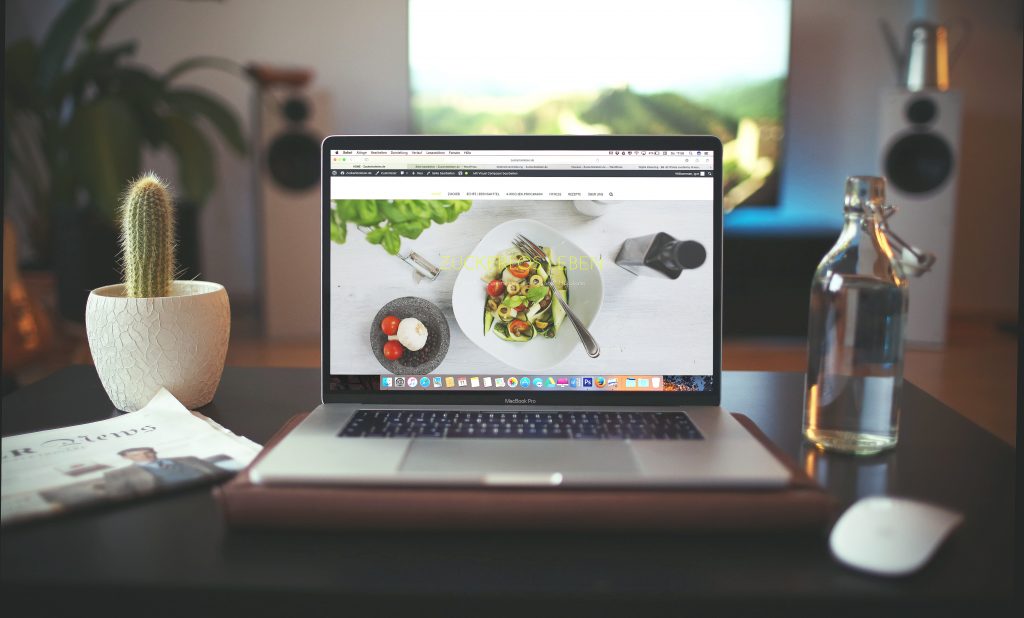 Sites mais populares na China Macbook pro em mesa com site sobre comida saudável 