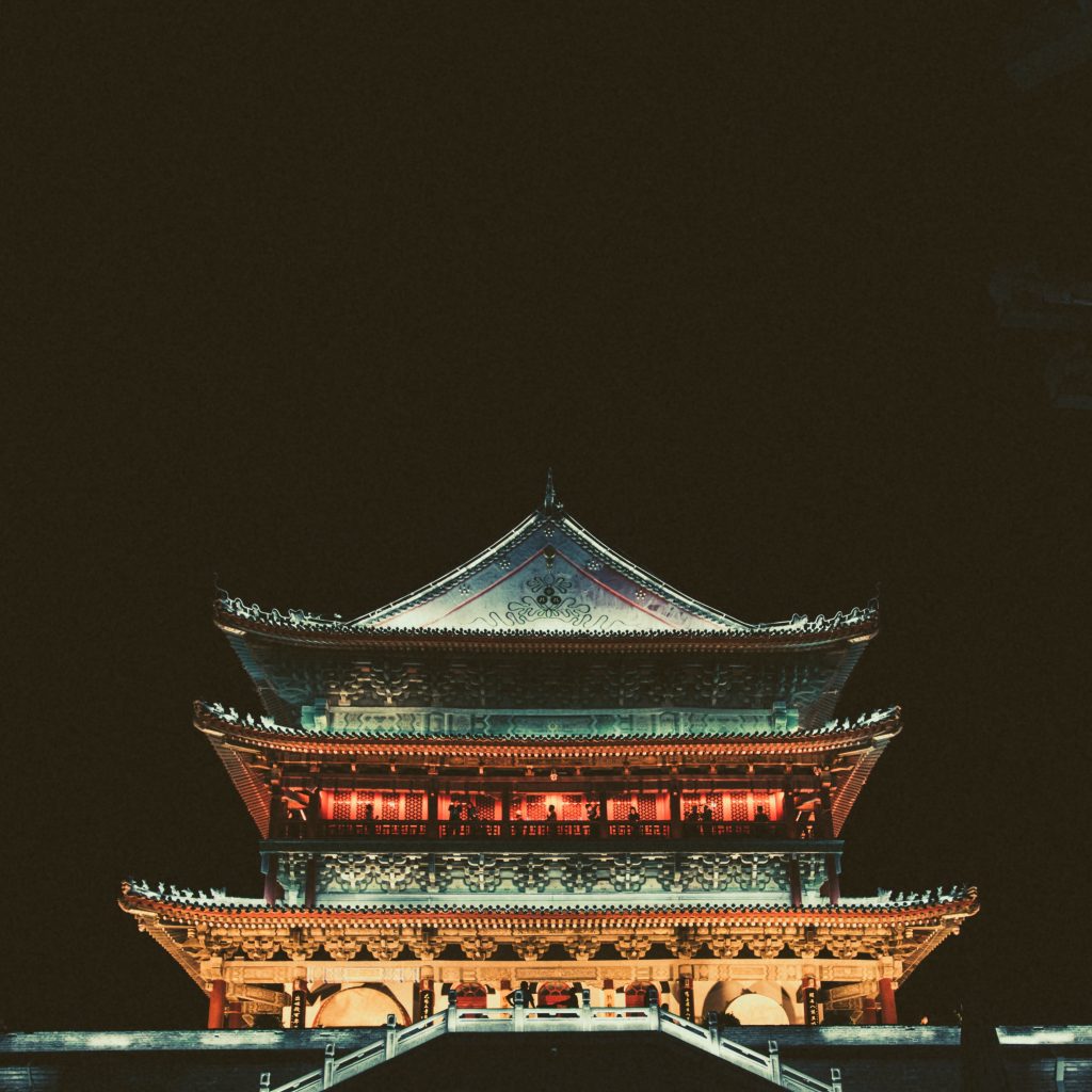 Taoísmo Torre com três andares iluminadas na China 