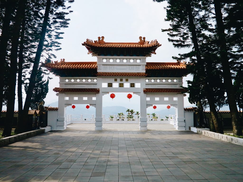 Taoísmo Portão branco cultura chinesa e lanternas vermelhas 